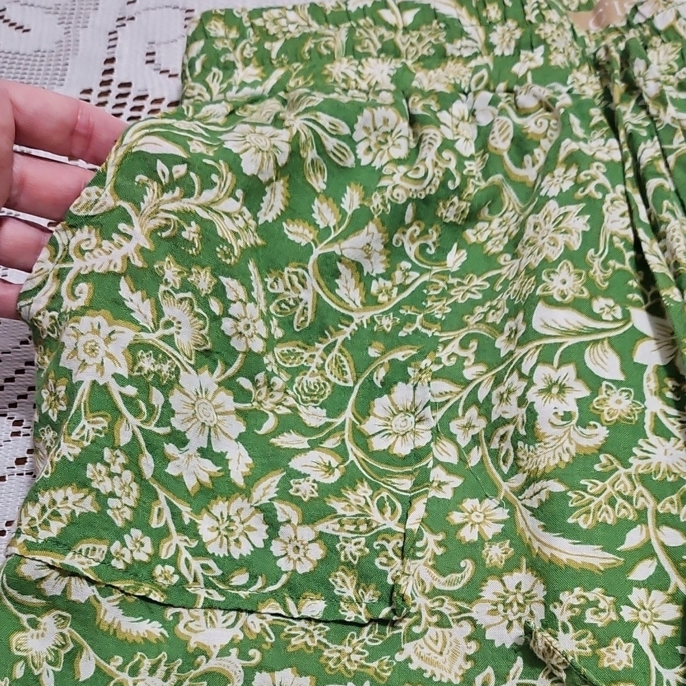 Elegant Floral Wide Leg Pants in Green - Picture 2 of 13